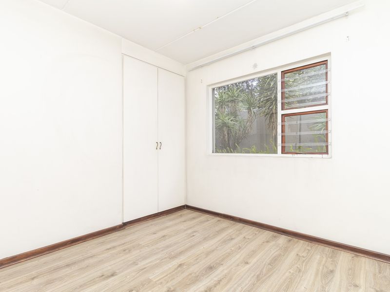 A MODERN 2 BED APARTMENT IN SHARONLEA with the perfect blend of Cozy & Style !! - Photo 9