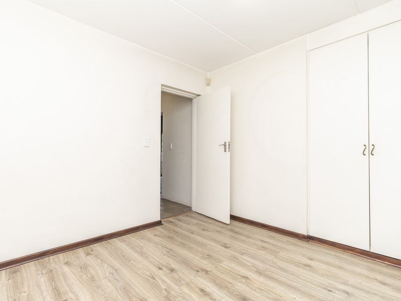 A MODERN 2 BED APARTMENT IN SHARONLEA with the perfect blend of Cozy & Style !! - Photo 8