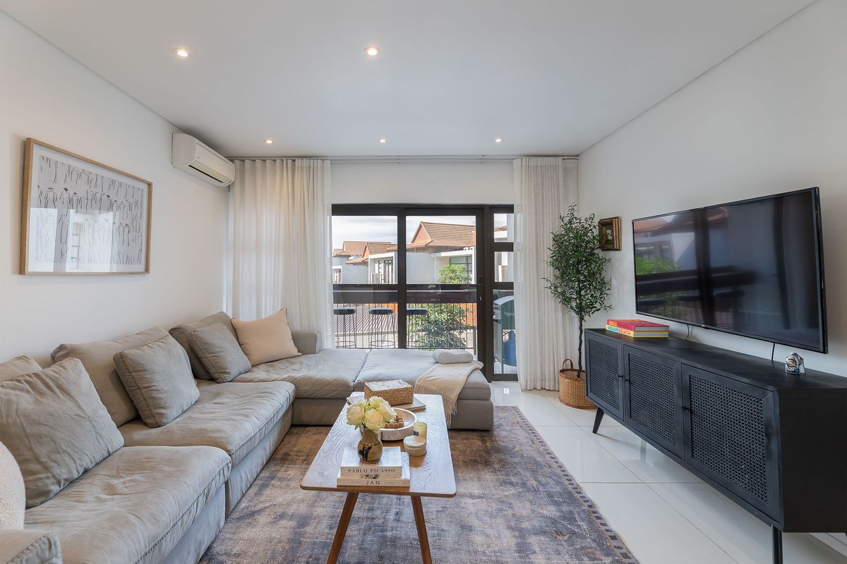The quintessence of finesse features and affordable estate living! - Photo 2
