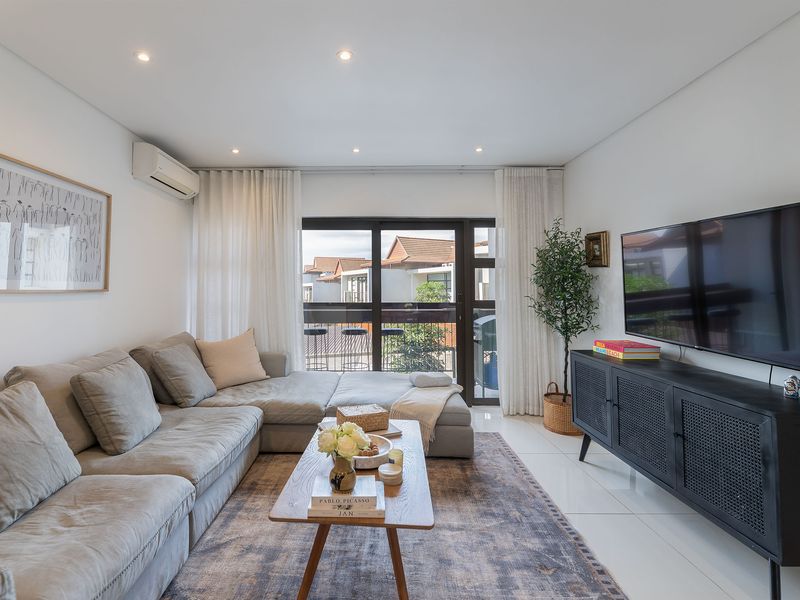 The quintessence of finesse features and affordable estate living! - Photo 2