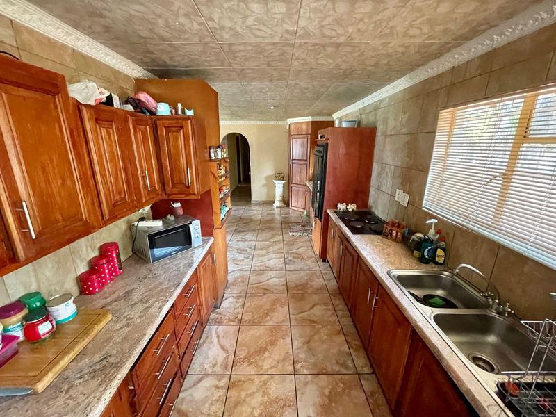 Available for Purchase: Huge Family Home - Photo 9