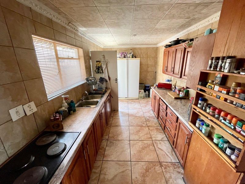 Available for Purchase: Huge Family Home - Photo 8