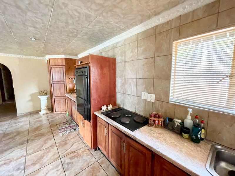 Available for Purchase: Huge Family Home - Photo 7