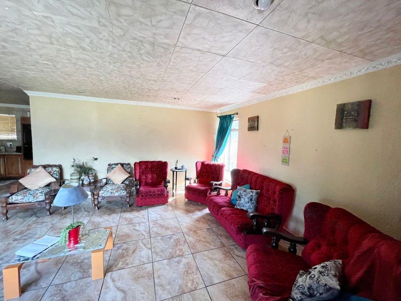 Available for Purchase: Huge Family Home - Photo 5