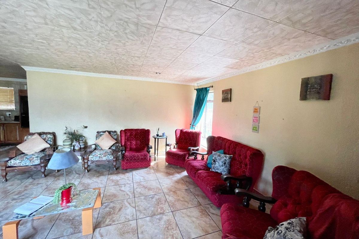Available for Purchase: Huge Family Home - Photo 5