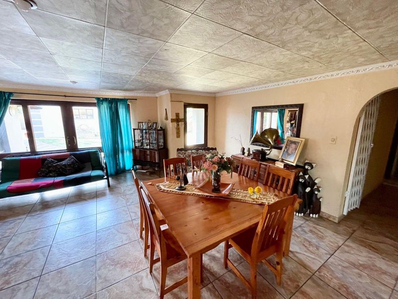 Available for Purchase: Huge Family Home - Photo 3
