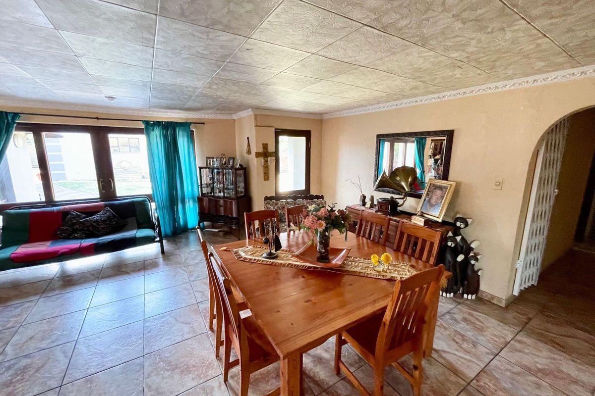 Available for Purchase: Huge Family Home - Photo 3