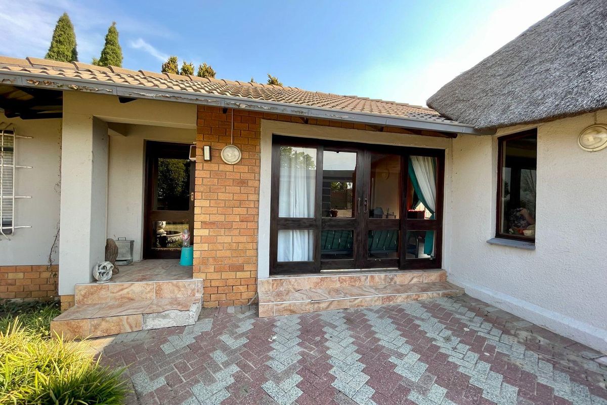 Available for Purchase: Huge Family Home - Photo 2