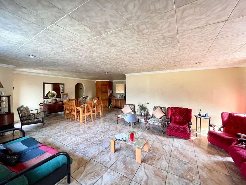 Available for Purchase: Huge Family Home - Photo 4