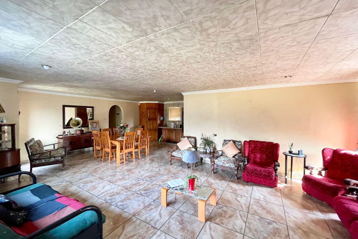 Available for Purchase: Huge Family Home - Photo 4