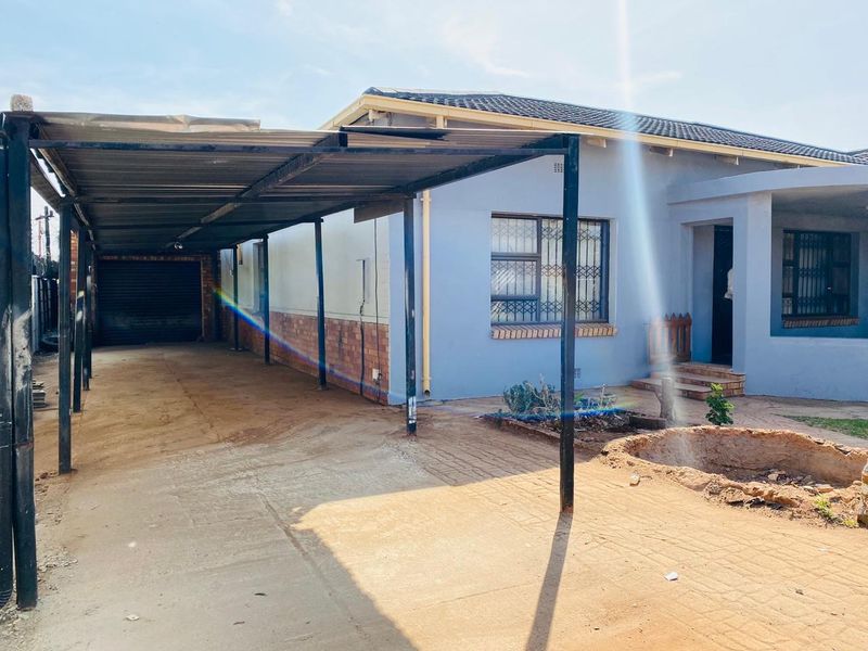 Renovated Family Home in Brenthurst - Photo 2