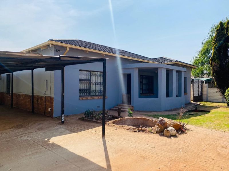 Renovated Family Home in Brenthurst - Photo 3