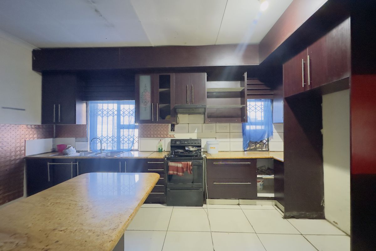 Renovated Family Home in Brenthurst - Photo 5