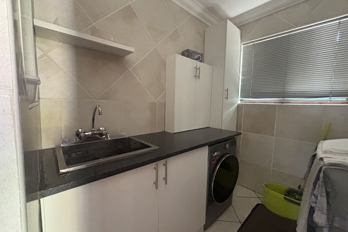 Stylish and Comfortable Living - Photo 4