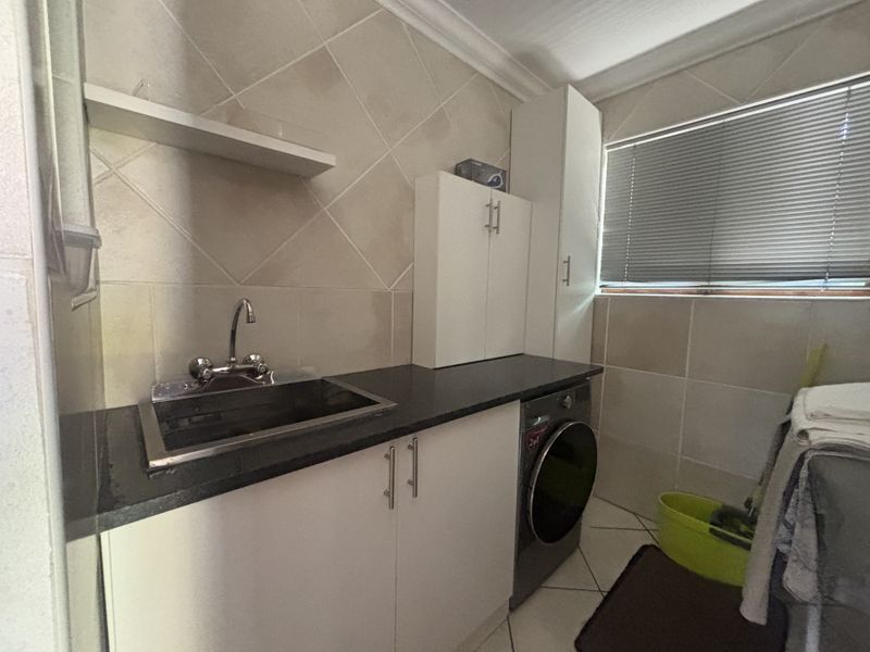 Stylish and Comfortable Living - Photo 4