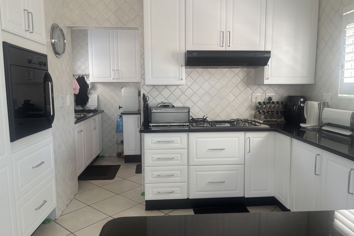 Stylish and Comfortable Living - Photo 3