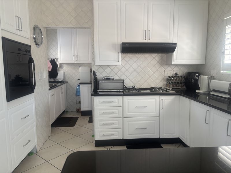 Stylish and Comfortable Living - Photo 3