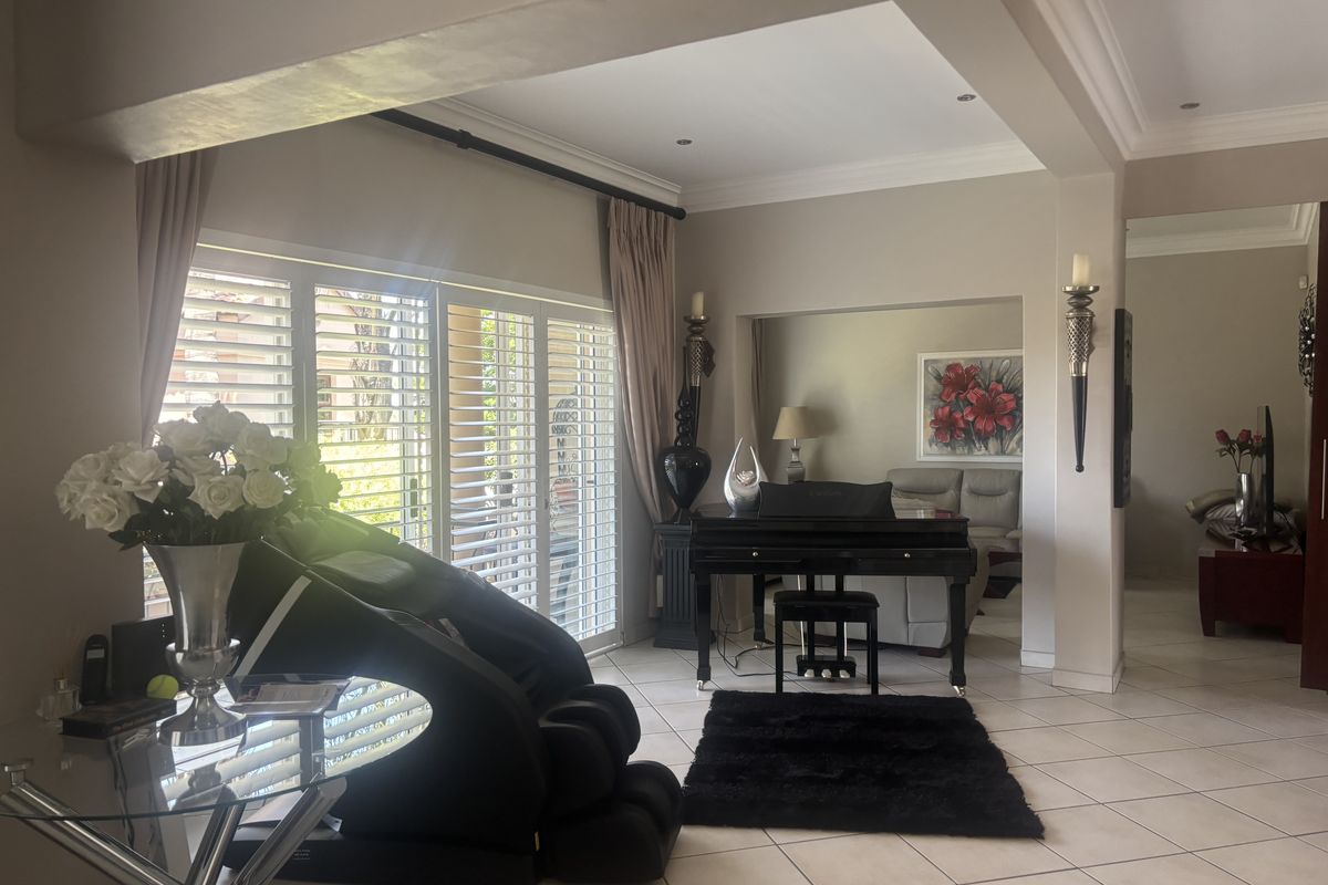 Stylish and Comfortable Living - Photo 5