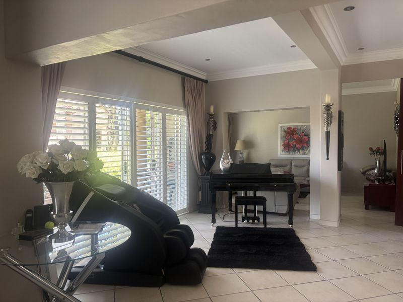 Stylish and Comfortable Living - Photo 5