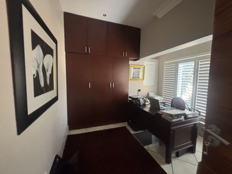 Stylish and Comfortable Living - Photo 8