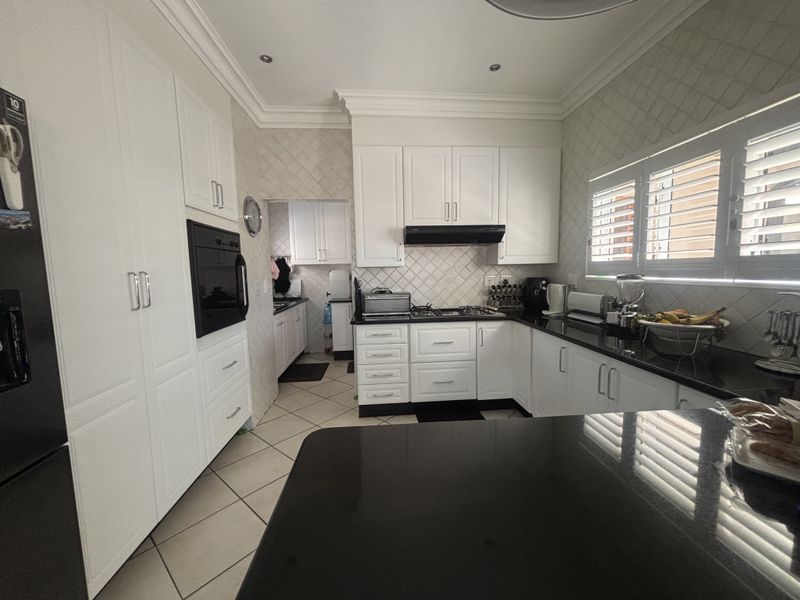 Stylish and Comfortable Living - Photo 10