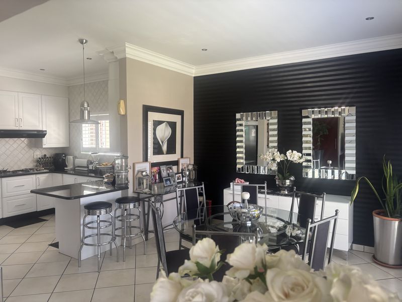 Stylish and Comfortable Living - Photo 9