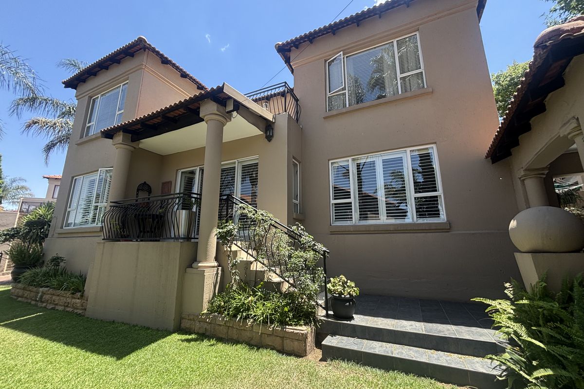 Stylish and Comfortable Living - Photo 2