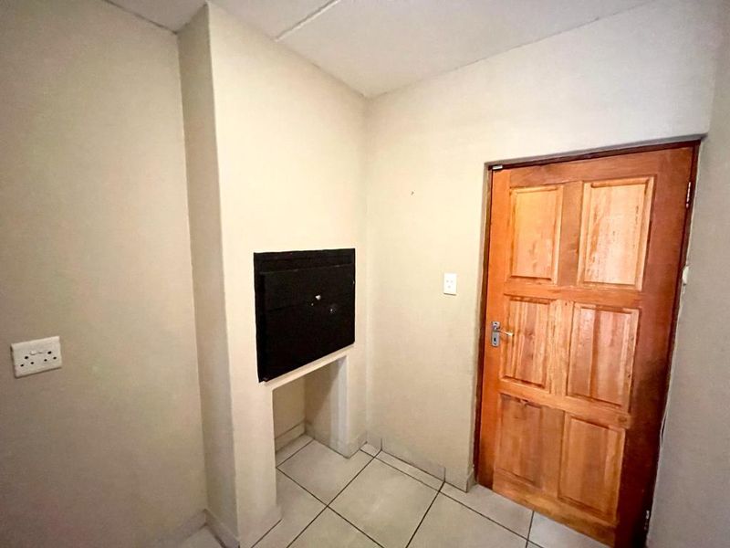 Two bedroom townhouse for sale in Secunda - Photo 9
