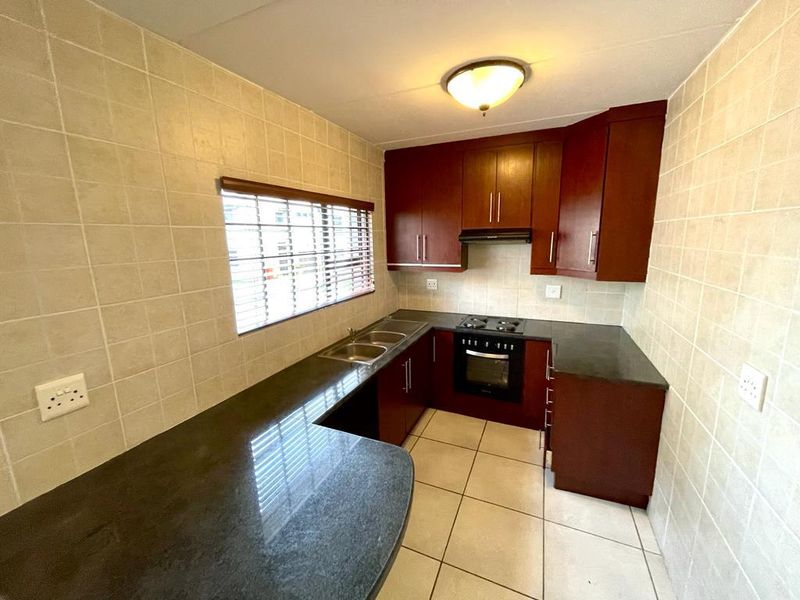 Two bedroom townhouse for sale in Secunda - Photo 7