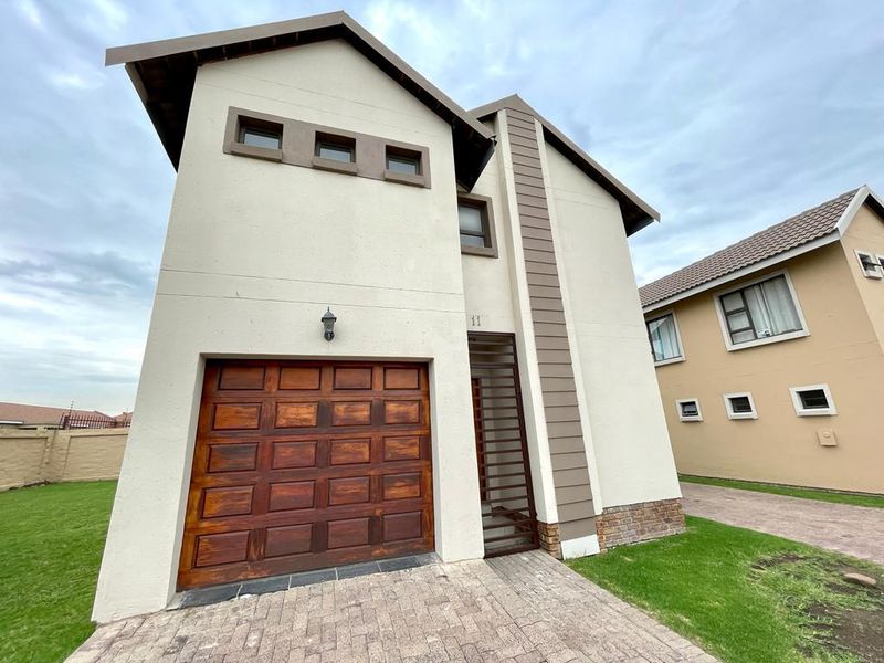 Two bedroom townhouse for sale in Secunda - Photo 2