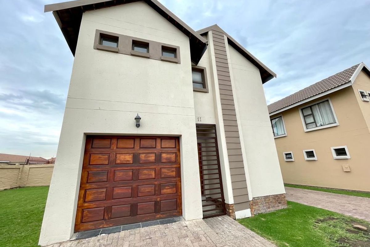 Two bedroom townhouse for sale in Secunda - Photo 2