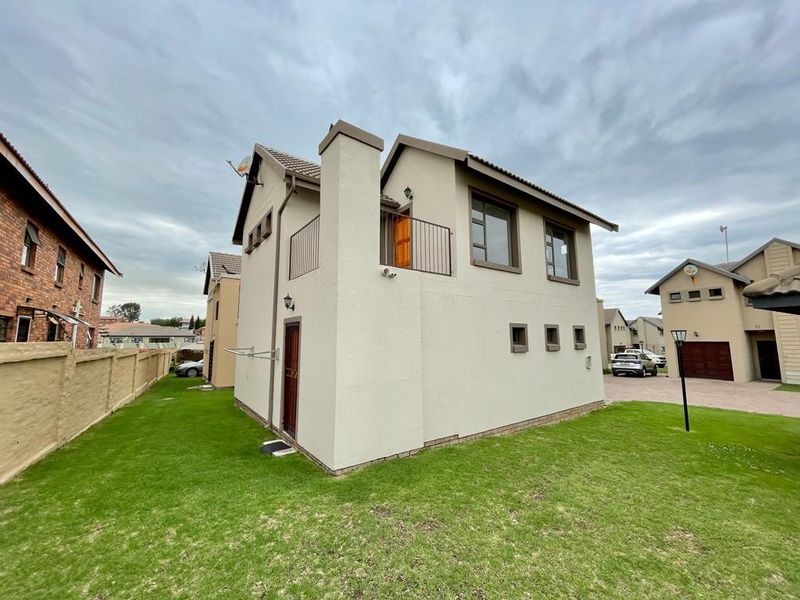 Two bedroom townhouse for sale in Secunda - Photo 3