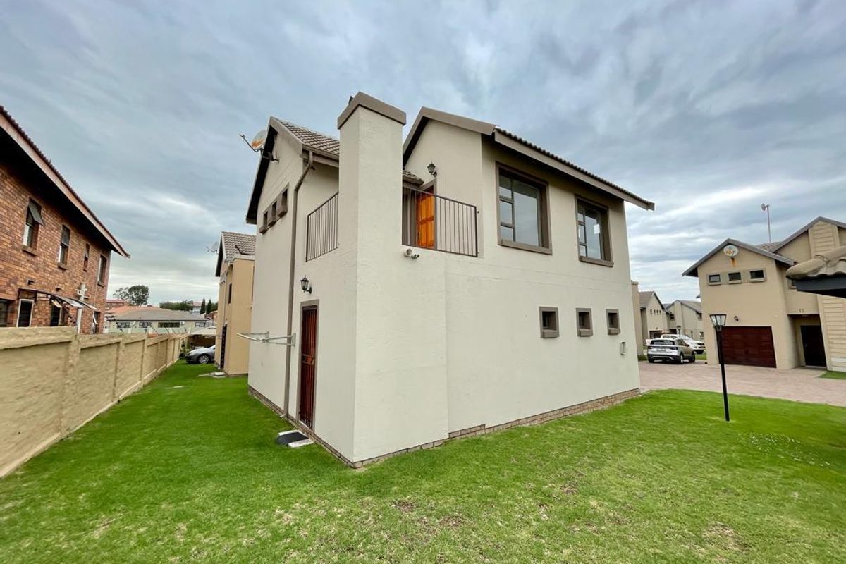 Two bedroom townhouse for sale in Secunda - Photo 3