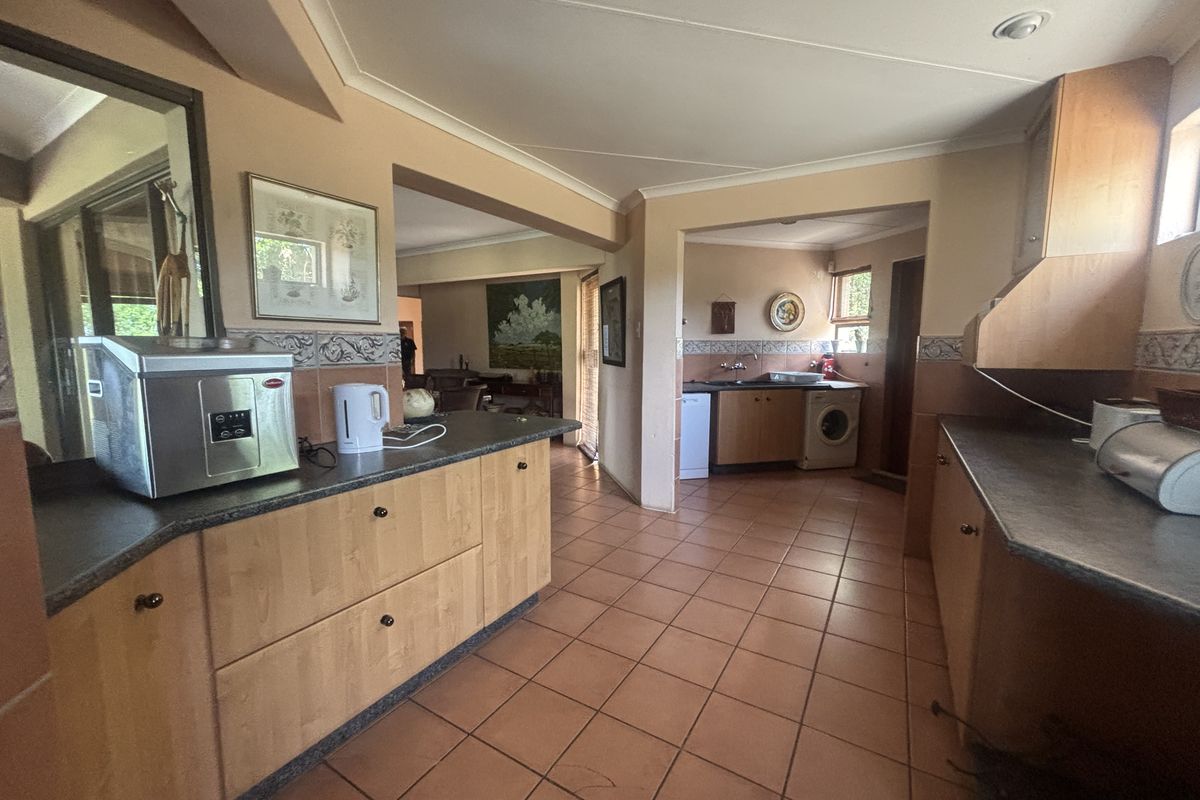 Rustic House for Sale on a Game Farm - Photo 3