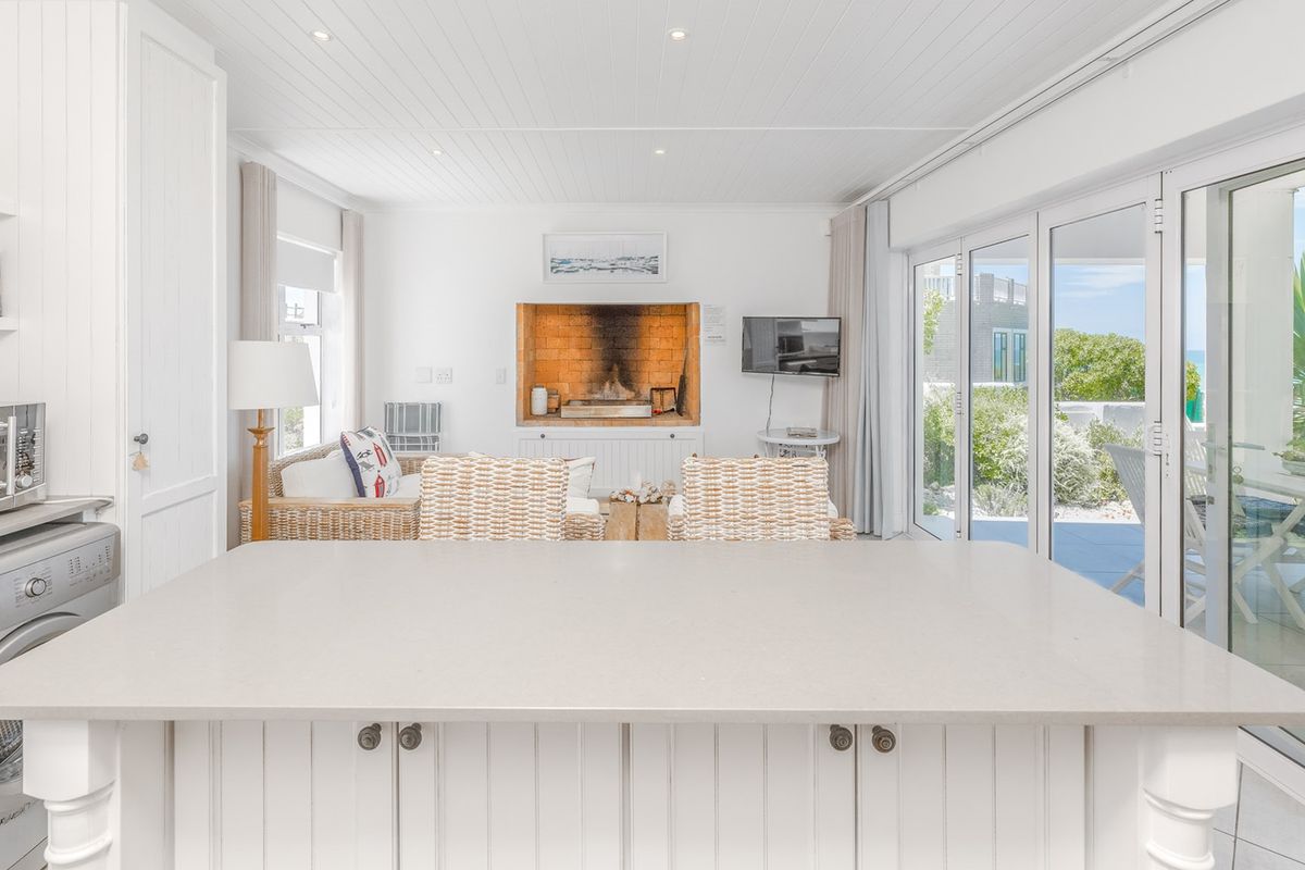 Exquisite Luxury Property with Unrivaled Sea Views - Photo 3