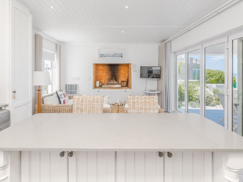 Exquisite Luxury Property with Unrivaled Sea Views - Photo 3