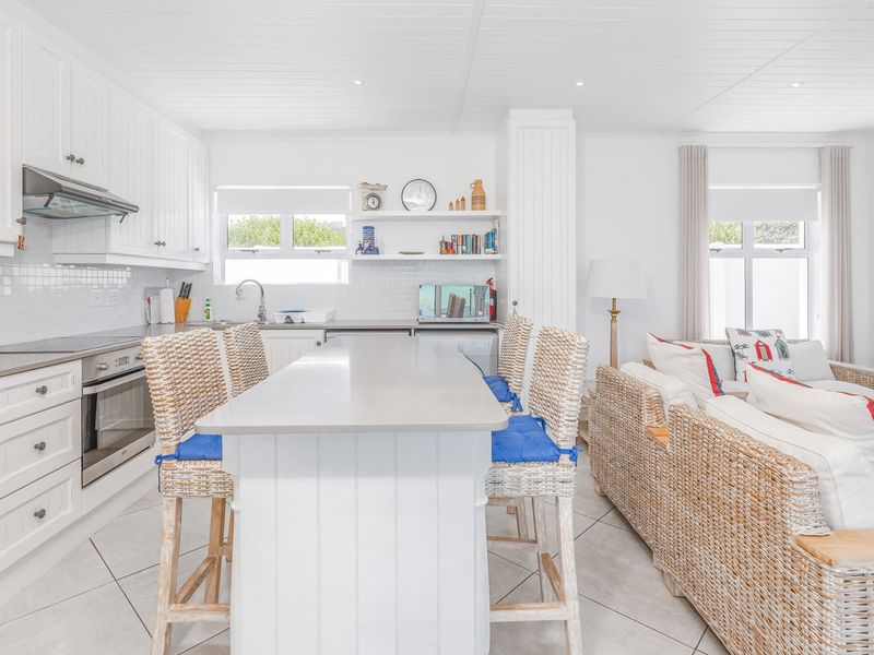 Exquisite Luxury Property with Unrivaled Sea Views - Photo 9