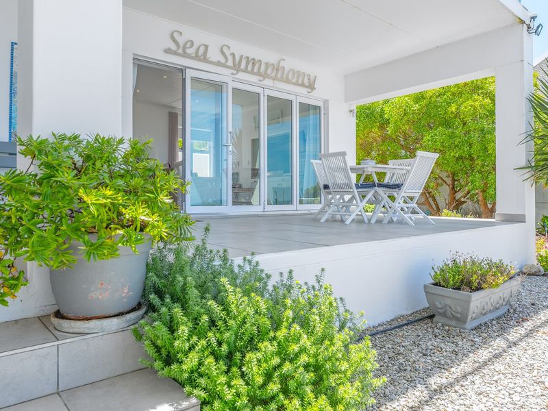 Exquisite Luxury Property with Unrivaled Sea Views - Photo 7