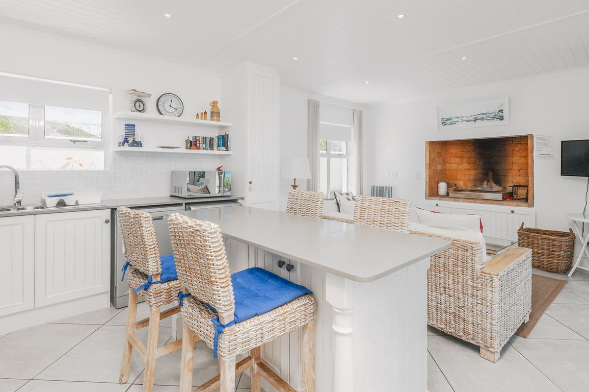 Exquisite Luxury Property with Unrivaled Sea Views - Photo 4