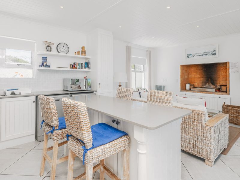 Exquisite Luxury Property with Unrivaled Sea Views - Photo 4