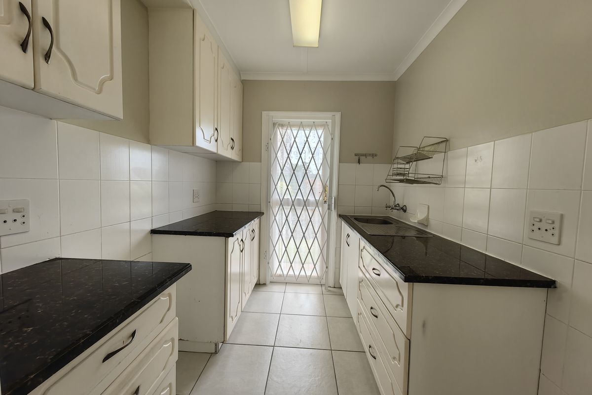 Quaint cottage in central Retirement complex - Photo 2