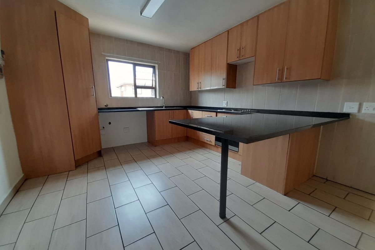 Modern 3 Bedrooms 2 Bathrooms - Prime location in Honeydew - Photo 5