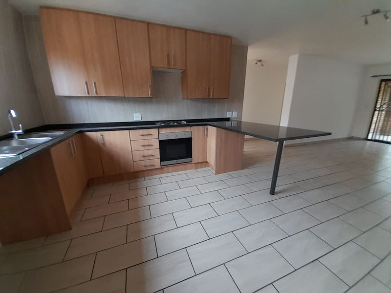 Modern 3 Bedrooms 2 Bathrooms - Prime location in Honeydew - Photo 3