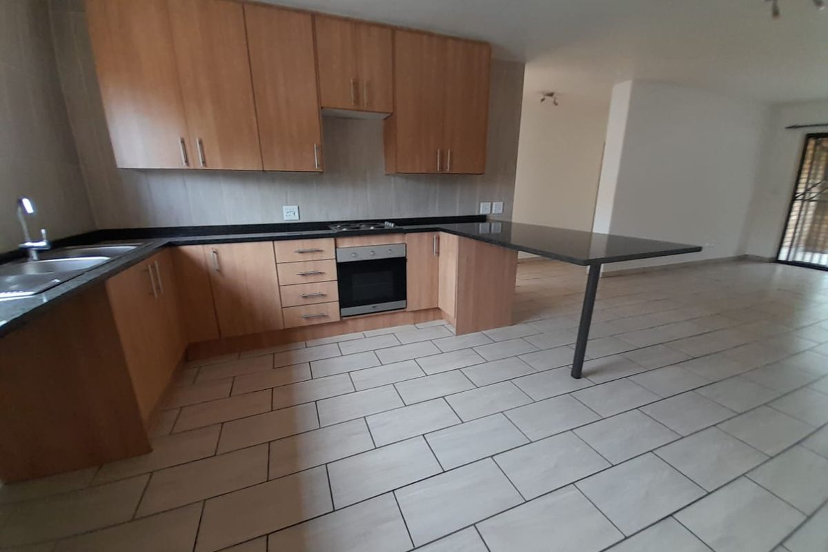 Modern 3 Bedrooms 2 Bathrooms - Prime location in Honeydew - Photo 3