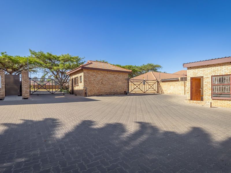 Modern 3 Bedrooms 2 Bathrooms - Prime location in Honeydew - Photo 2