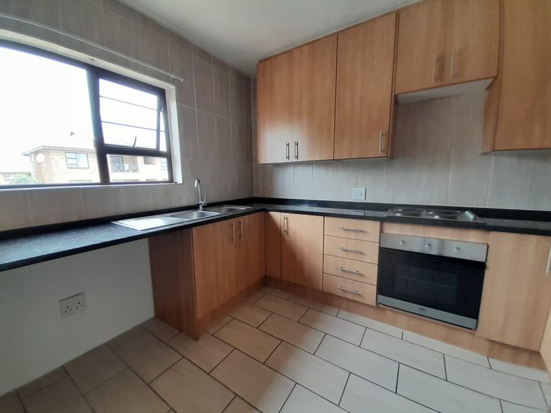 Modern 3 Bedrooms 2 Bathrooms - Prime location in Honeydew - Photo 4