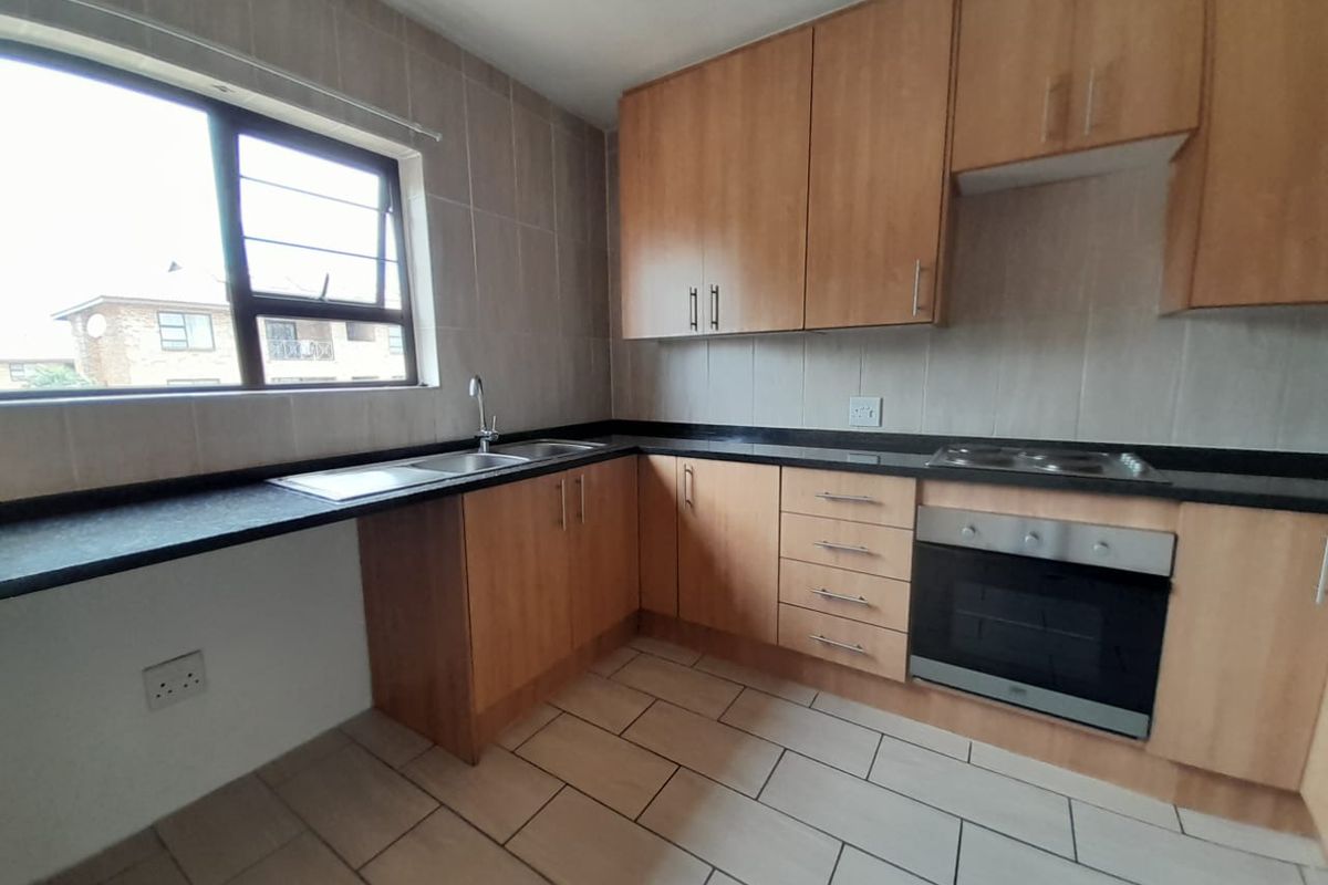 Modern 3 Bedrooms 2 Bathrooms - Prime location in Honeydew - Photo 4