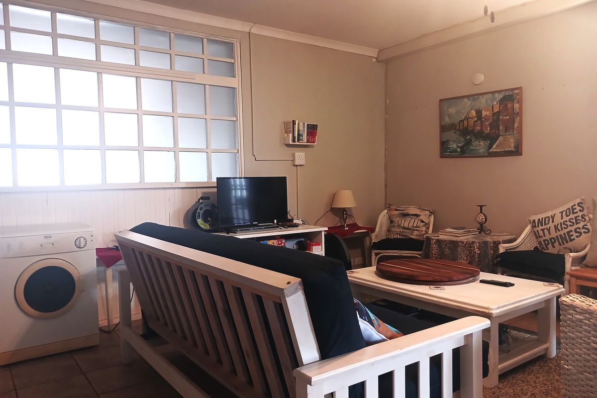 Charming Beachside Apartment in Stilbaai East - Photo 3