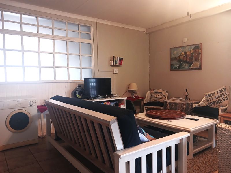 Charming Beachside Apartment in Stilbaai East - Photo 3