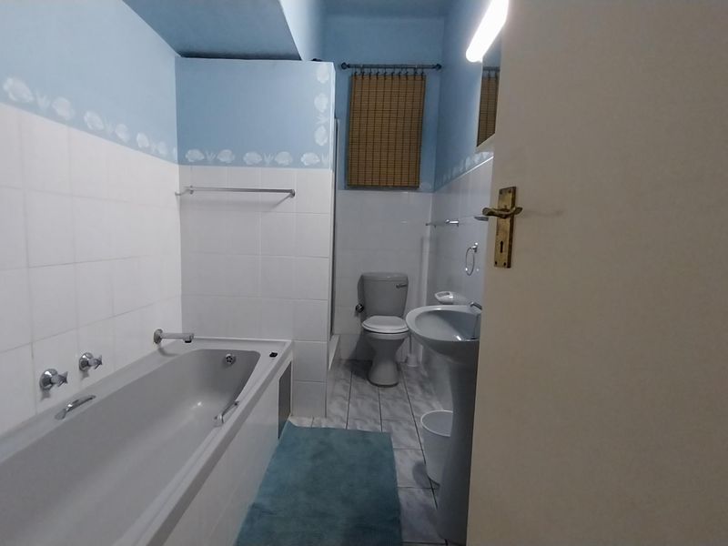 This stylish  ground-floor apartment offers comfortable living in a prime location - Photo 8